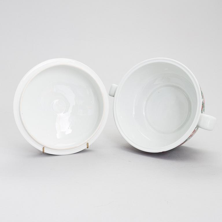 ULLA PROCOPÉ, A 'Purppurajenkka' porcelain terrine with lid signed Arabia Finland.