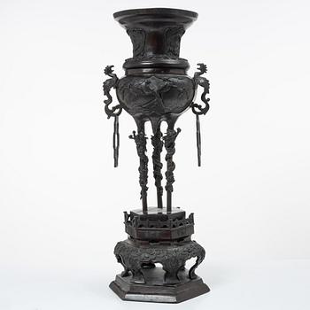 A large Japanese bronze censer, Meiji (1898-1912).