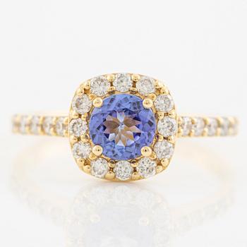 Ring in 18K gold with tanzanite and brilliant-cut diamonds.