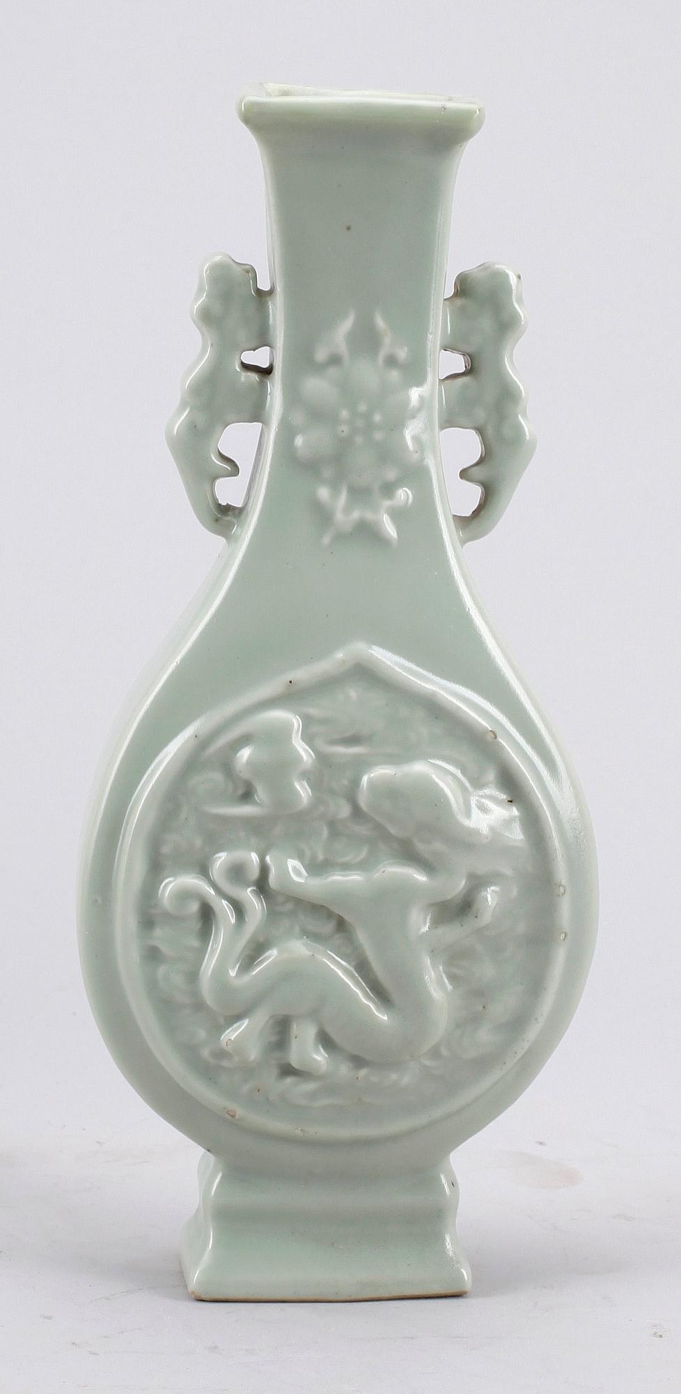 VAS, celadonglasyr, porslin, Kina, omkring 1900.