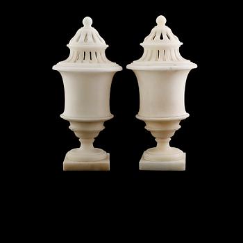 LOCKURNOR, ett par, alabaster, 1800-talets mitt.