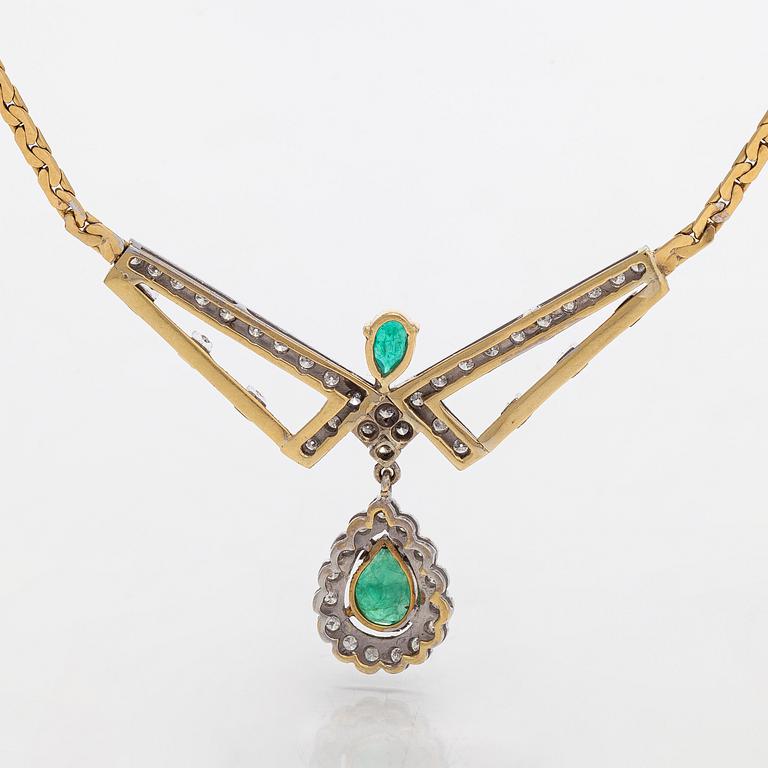 Halsband, collier, 18K guld med smaragder och diamanter.