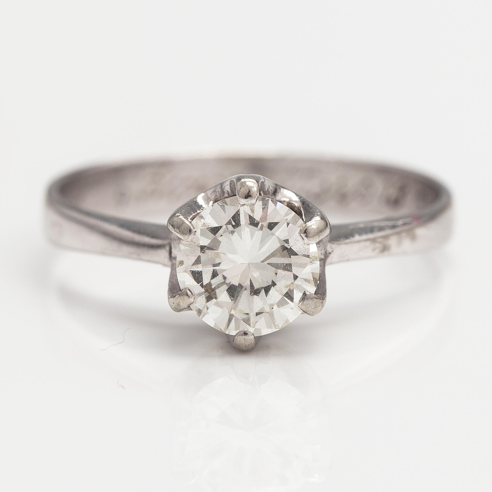 A 14K white gold ring with a ca. 0.98 ct diamond.