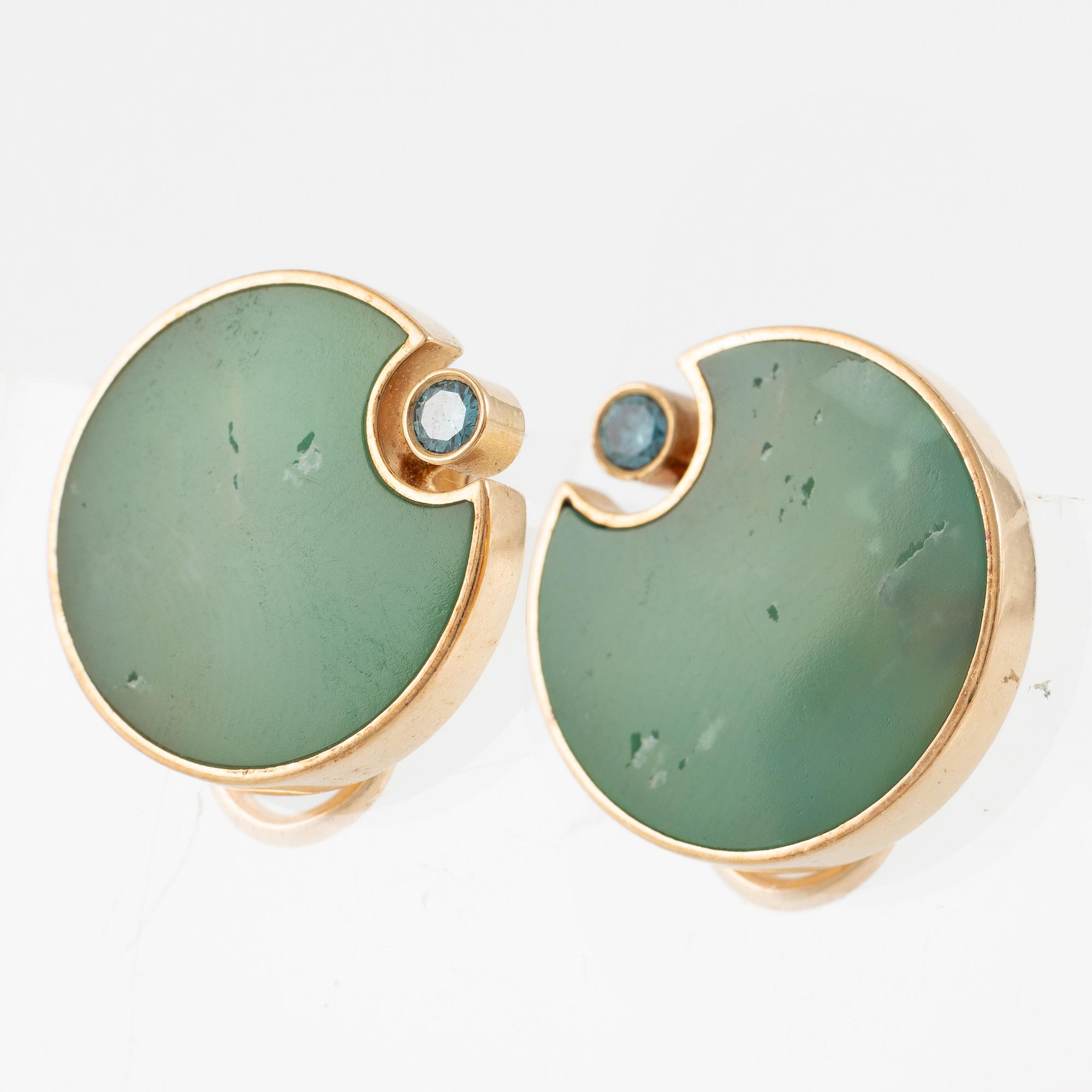 Sebastian Schildt, earrings, a pair, 18K gold with chrysoprase and colour-treated blue brilliant-cut diamonds.