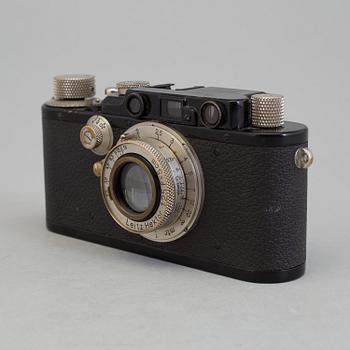 A early 1930s black body Leica no 123864 with a chrome Hektor 1:2,5 F=5 cm lens. With table stand.