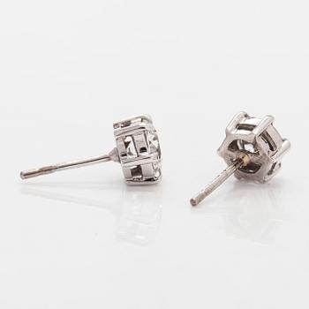 Örhängen, 14K vitguld med briljantslipade diamanter. Medföljande HRD sertifikat.