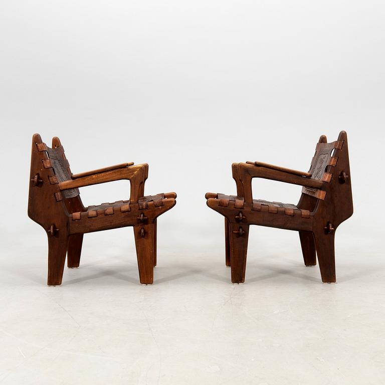 Angel Pazmino, karmstolar ett par för Muebles De Estilo Ecuador 1960-tal.