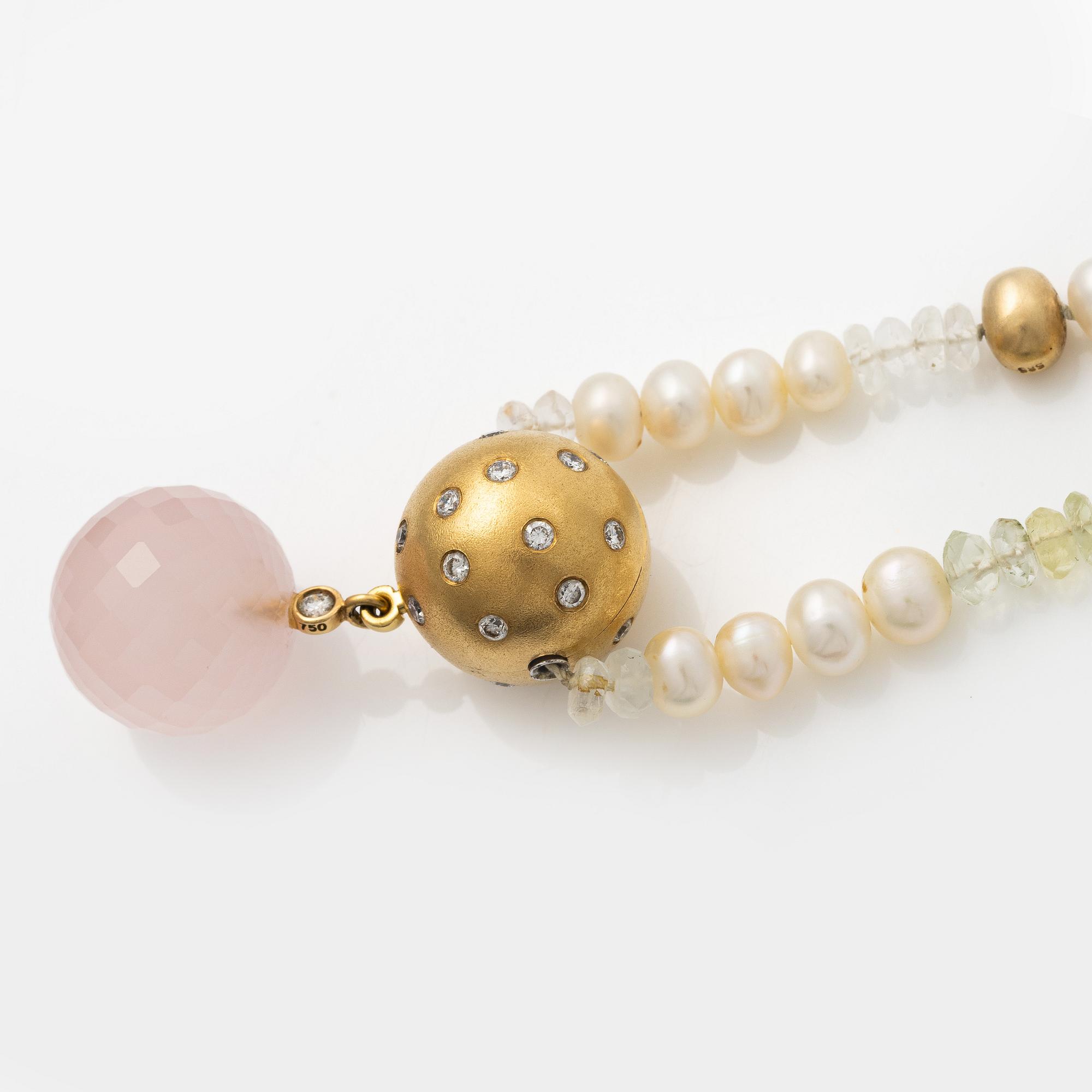 Ole Lynggaard clasp with pendant in 18K gold set with round brilliant-cut diamonds and rose quartz.