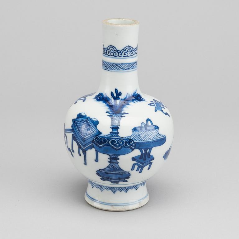 A Chinese porcelain blue and white vase, Kangxi (1662-1722).