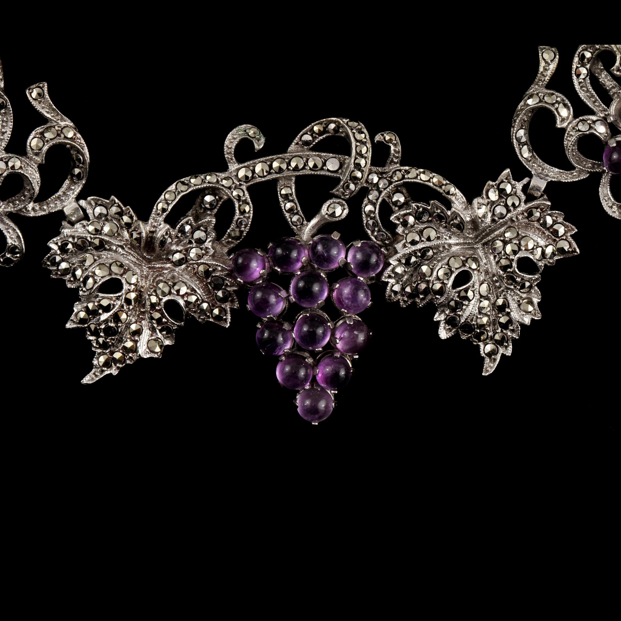 COLLIER, silver samt troligtvis cabochonslipade ametister samt markasiter, importstämplat. Vikt 31 g.