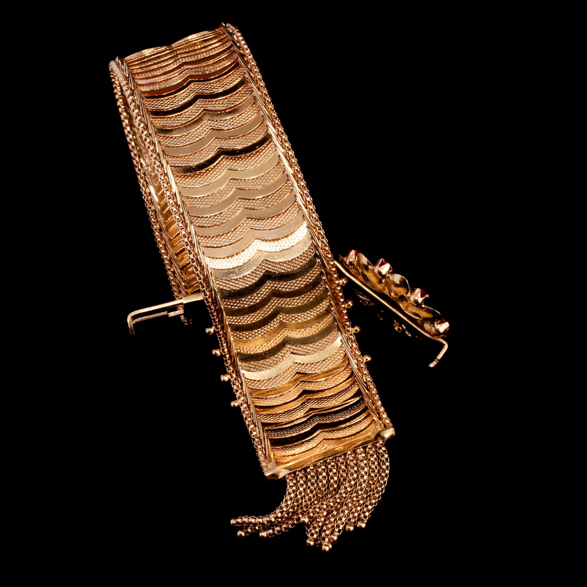 ARMBAND, 18k guld, syntetiska rubiner, troligtvis Italien. Vikt 61 g.