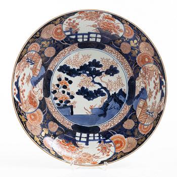 A Japanese Imari charger, Edo period, 19th century.