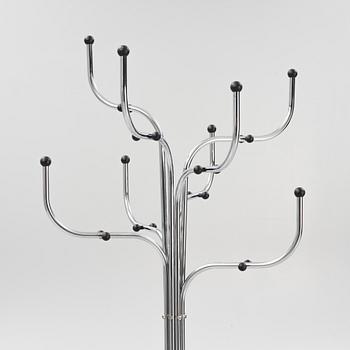 Sidse Werner, tamburmajor, "Coat Tree", Fritz Hansen, Danmark.