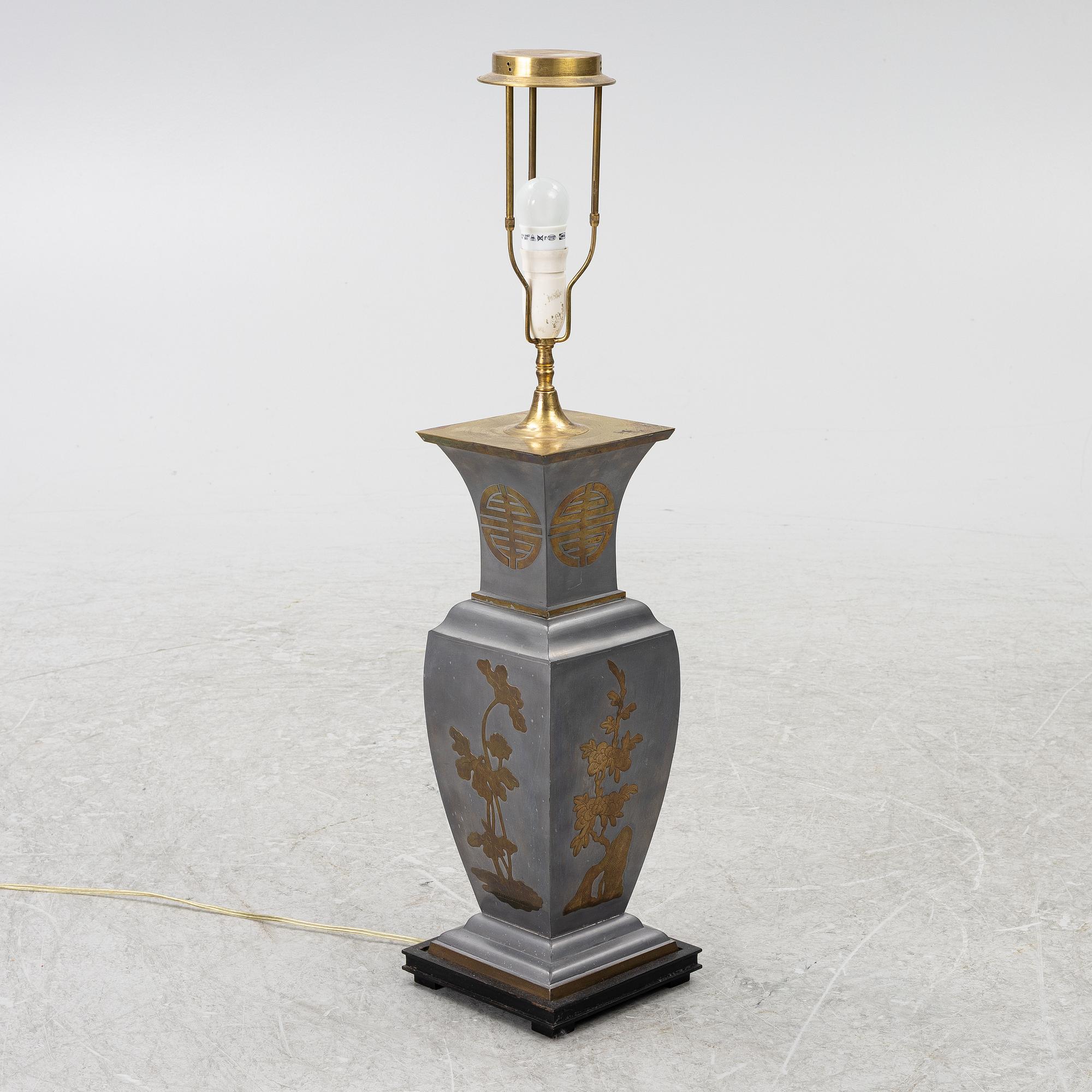 Bordslampa, metall, Kina 1900-tal.