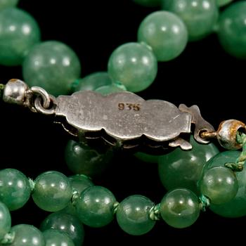 COLLIER SAMT ÖRHÄNGEN, nefrit samt silver, omkring 1900-talets mitt.