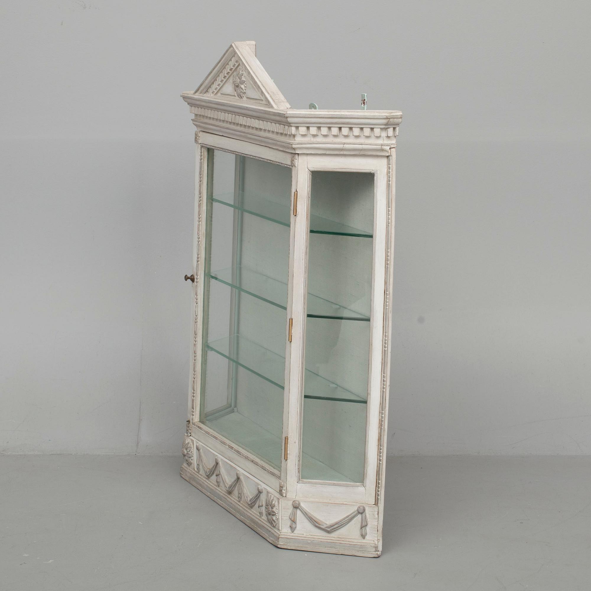 VITRIN, gustaviansk stil, 1900-tal.