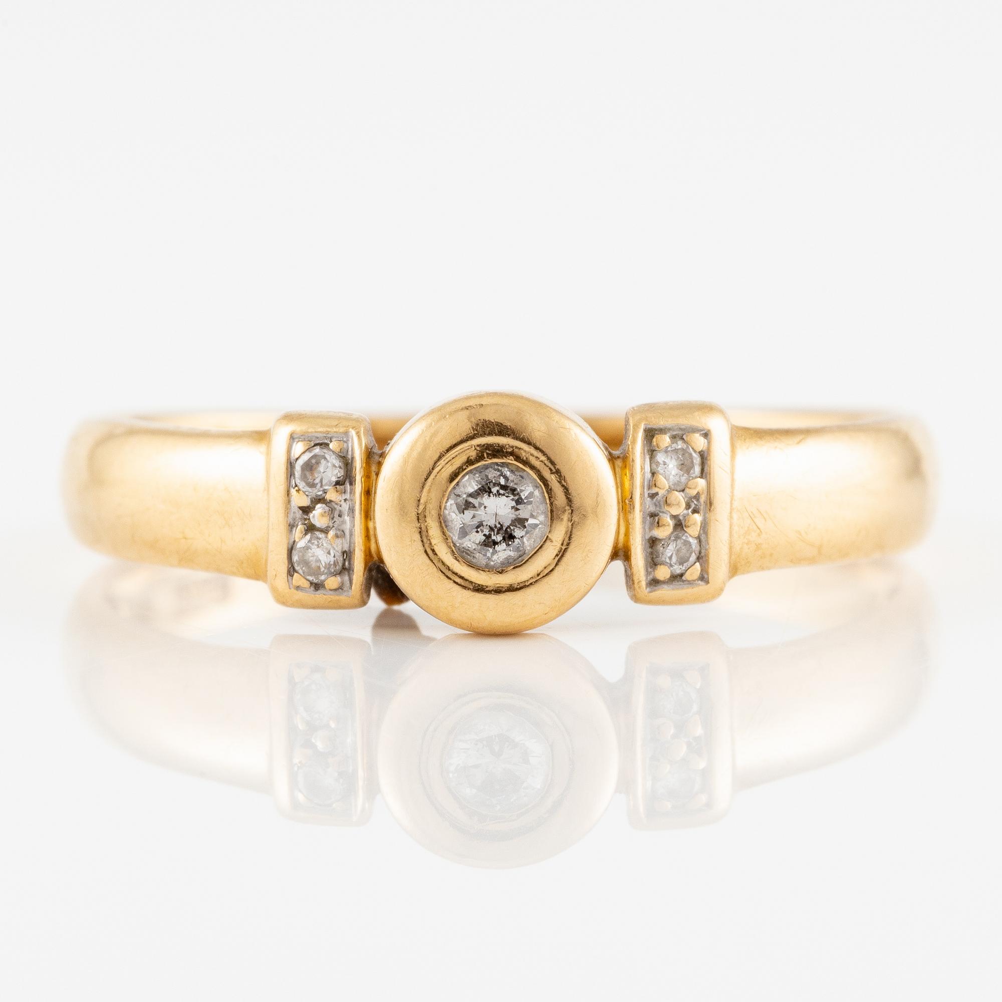 Ring, 18K gold with brilliant-cut diamonds.