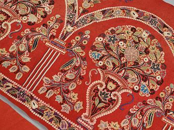 AN EMBROIDERY, antique Rascht, Persia (Iran), late Qajar dynasty ca 55 - 57,5 x 209,5 - 215 cm.