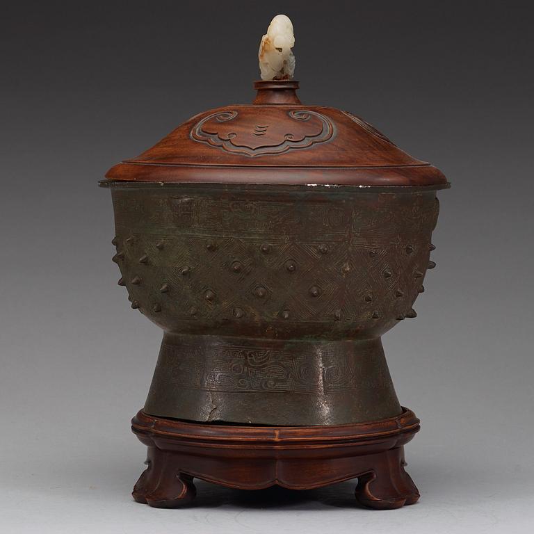 An archaic bronze food vessel, gui, presumably Western Zhou Dynasty (1040-256 BC).