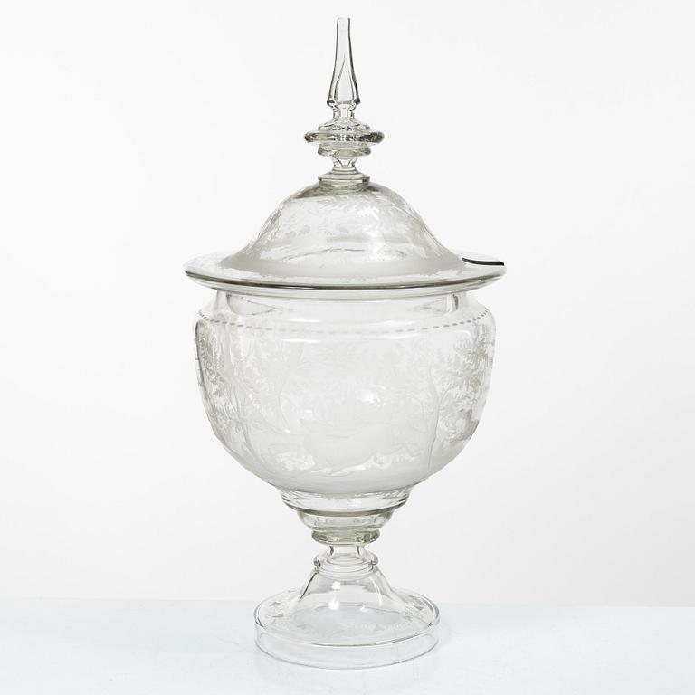 A lidded cup with four glasses, 20th century.