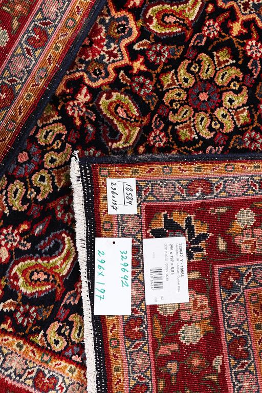 A Hamadan carpet, c. 296 x 197 cm.