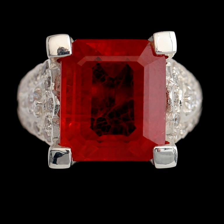 RING, vitguldspläterat sterlingsilver, orange spessartit ca 12.30 ct, vita safirer tot ca 0.59 ct.