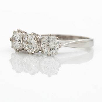 Ring, trestensring 18K vitguld med tre runda briljantslipade diamanter totalt 1.74 ct enligt gravyr.
