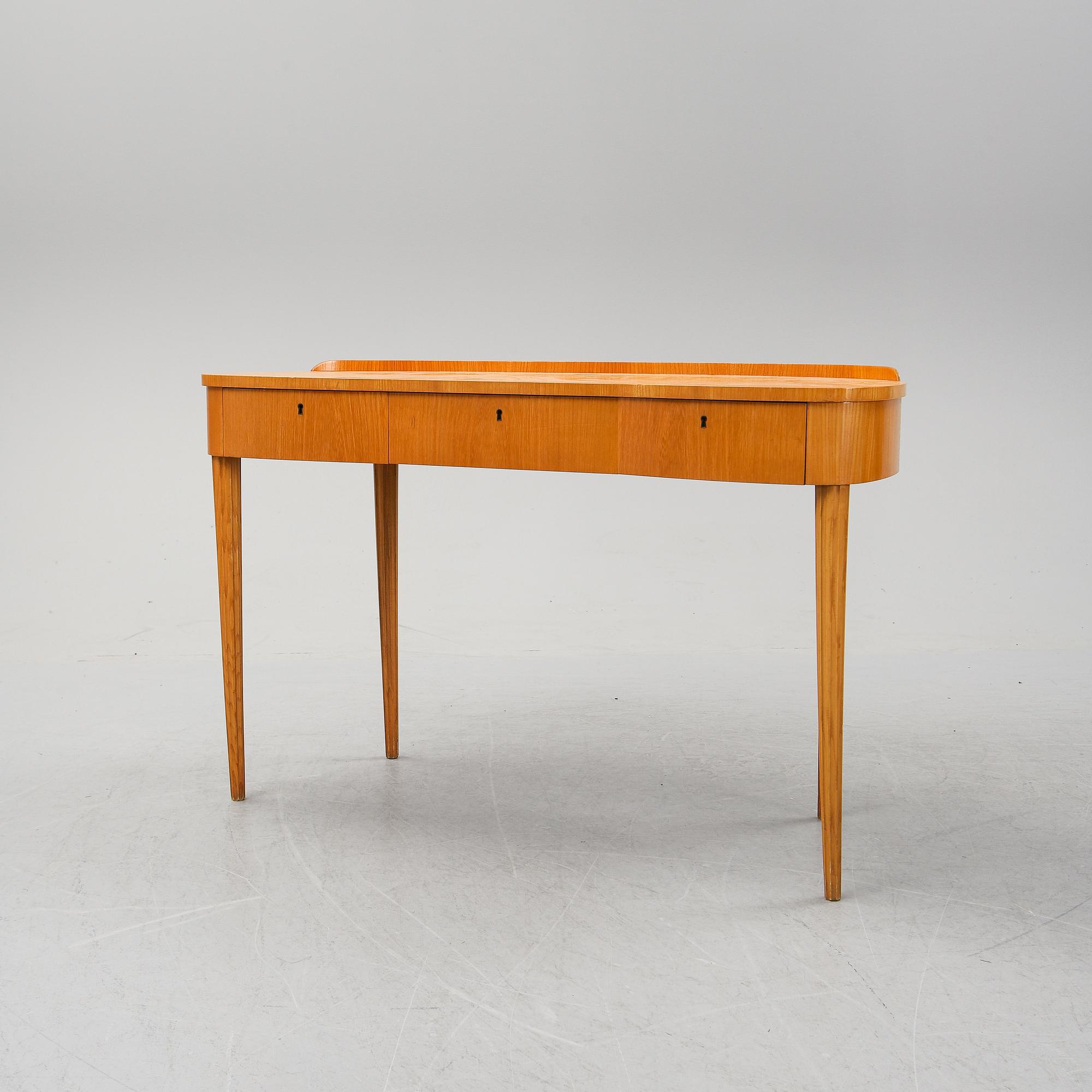 A mid 20th Century dressing table.