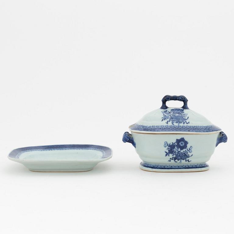 A blue and white sauce tureen with cover and stand, Qing dynasty, Qianlong (1736-95).