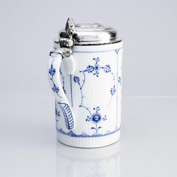 A porcelain beer mug with silver fittings and cover, Dermany/Denmark, 18th century.