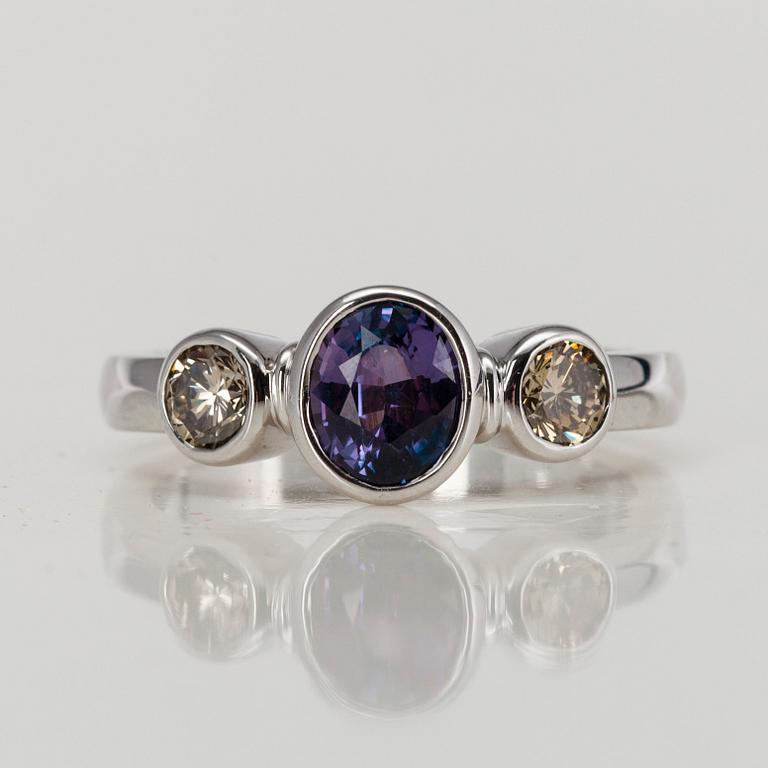 RING, 18K vitguld, safir ca 1,2 ct, 2 diamanter tot. 0,44 ct. Pekka Kulmala, Helsingfors. Vikt 5,8 g.