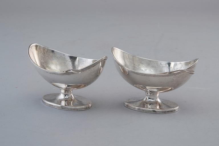 ETT PAR SALTKAR MED SKED, sterling silver. Henry Chawner London 1793. Skedarna Peter & William Bateman London 1805.