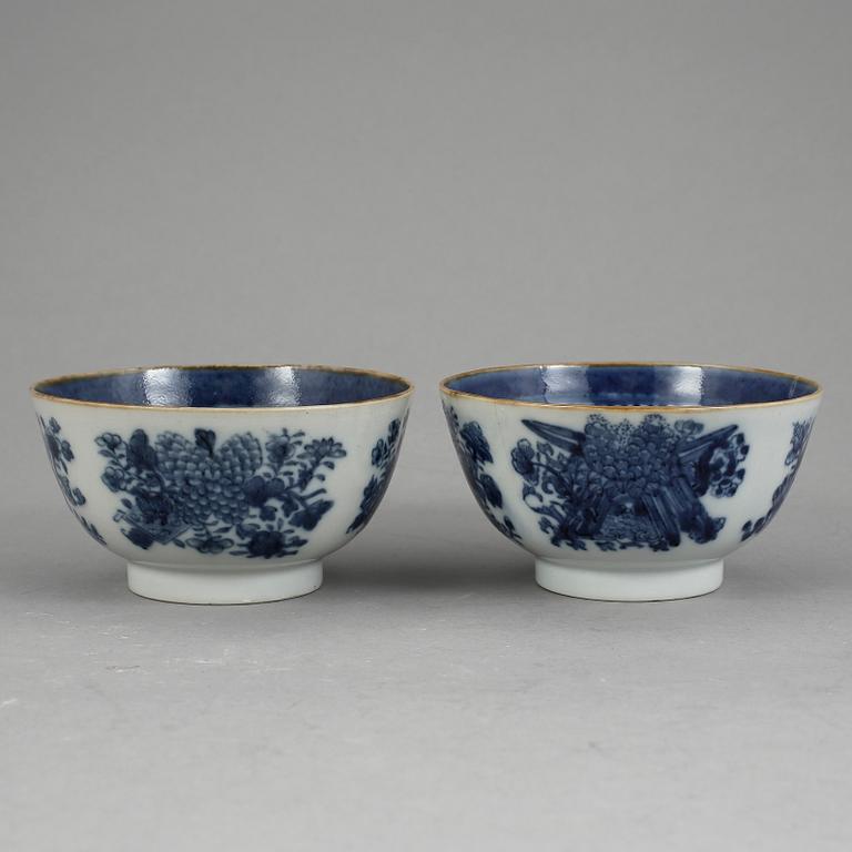 SKÅLAR, ett par. Porslin, Kina, Qianlong 1736-95.