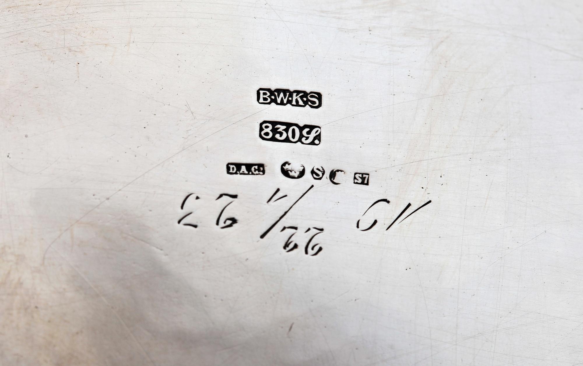 SKÅL SAMT SOCKERSKÅL MED LOCK STRÖSKED, silver, 1920 och 1935. Total vikt 595 gram.