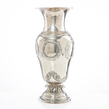 Lale Silverware & Co Ltd, a large sterling silver vase, Istanbul, Turkey 20th century.