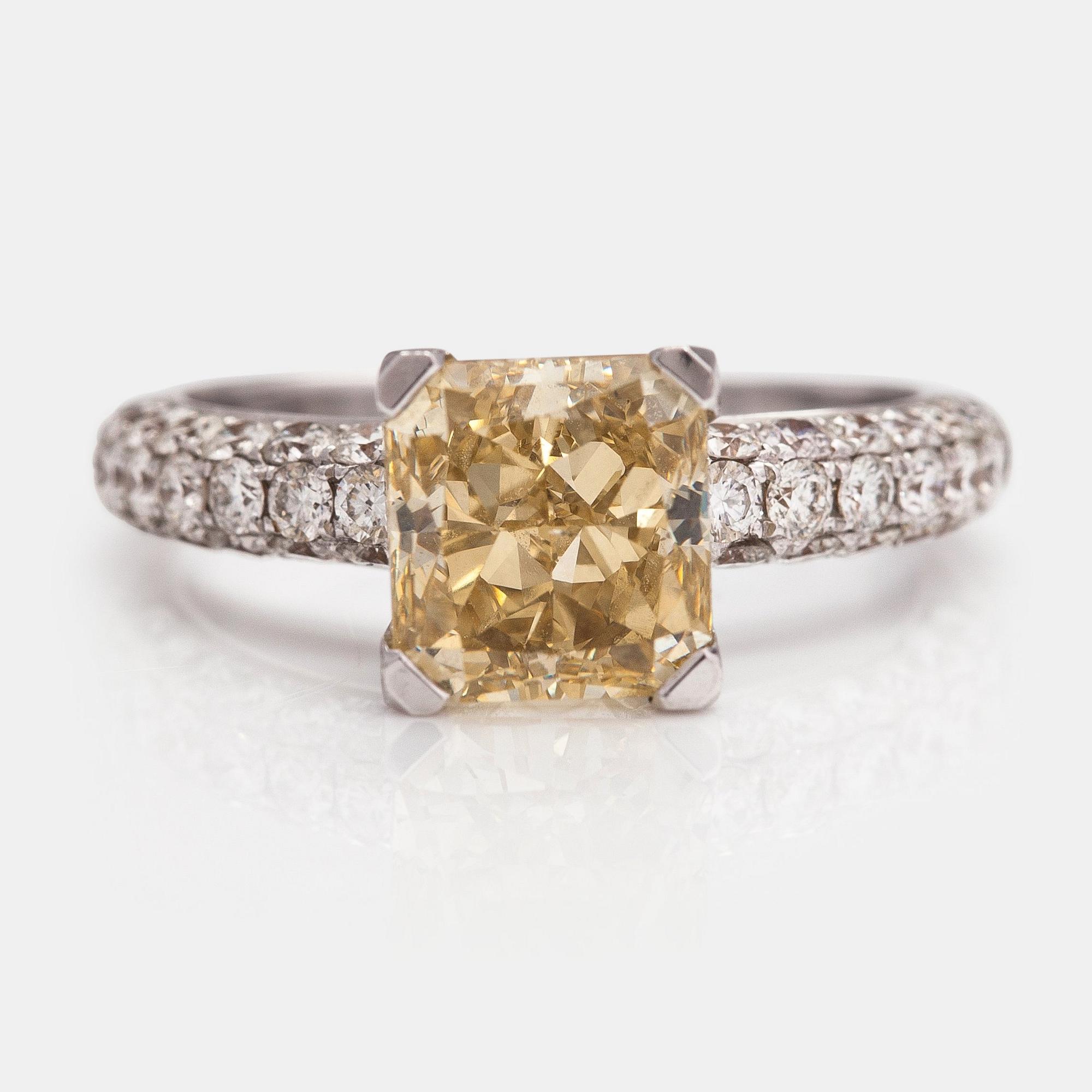 A 18K white gold ring with diamonds ca. 4.03 ct in total. With GIA certificate.