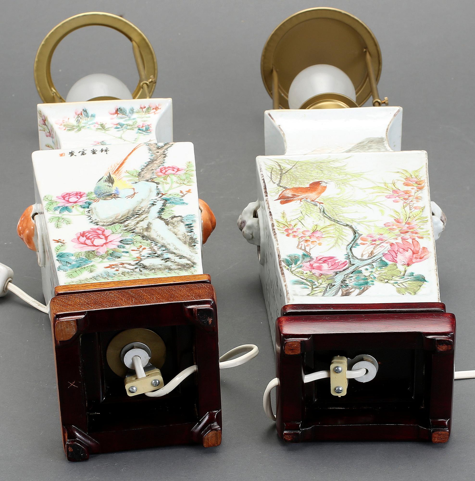 BORDSLAMPOR, 2 st, snarlika, porslin, Kina, 1900-tal.