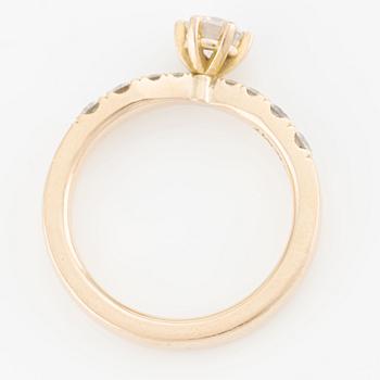 Ring, 18K gold with brilliant-cut diamonds.