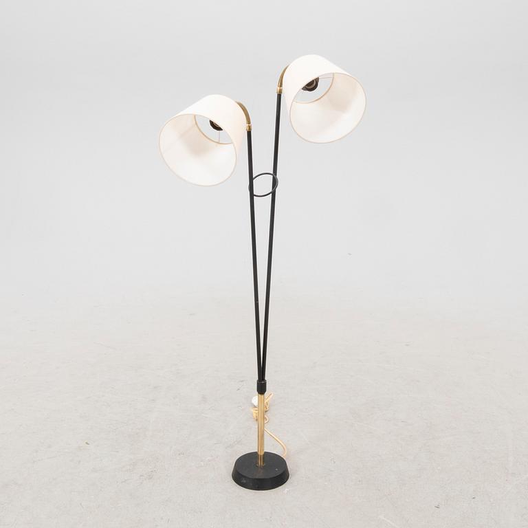 A mid 1900s floor lamp.
