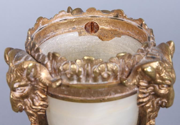 CASOLETTER, ett par, gulmetall samt alabaster, empirestil, 1900-tal.