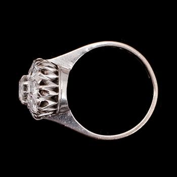 RING, 18 k vitguld, med 9 briljantslipade diamanter totalt 1.12 ct, svenska stämplar RIT, Stockholm 1974.