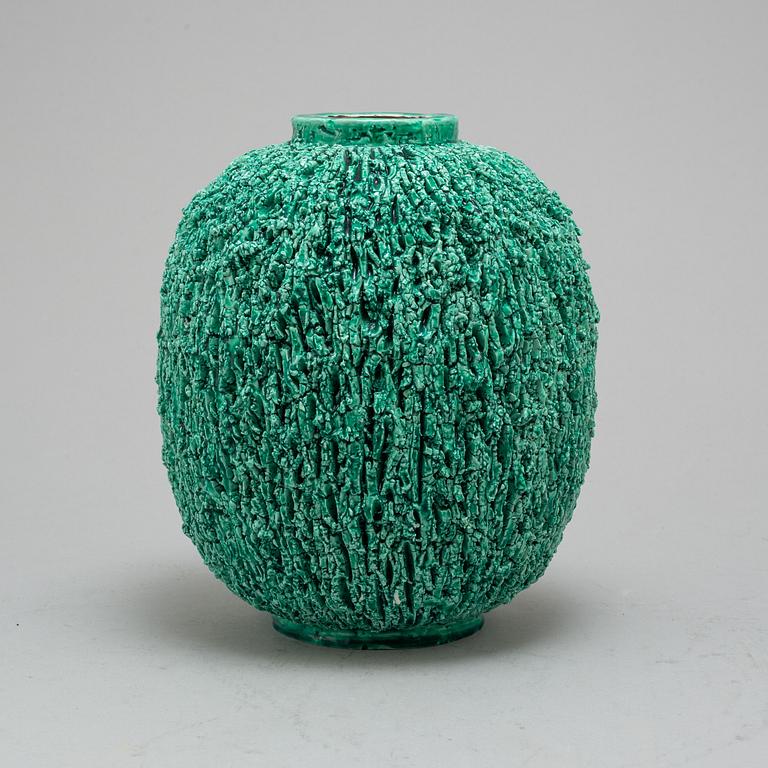 GUNNAR NYLUND, vas, chamotterat stengods, "Igelkottsvasen", Rörstrand.