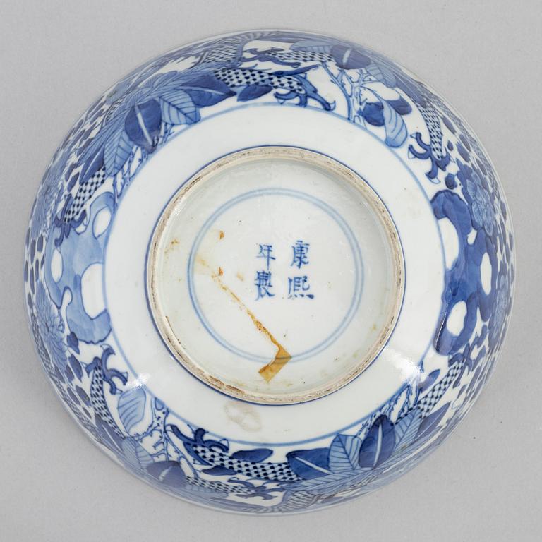 A Chinese blue and white porcelain bowl, late 19th century.