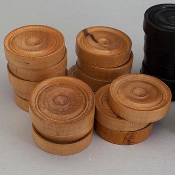 A SET OF 30 CHIPS FOR BACKGAMMON, 19th/20th century.