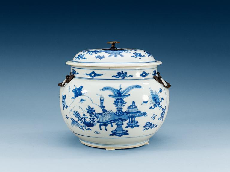 A blue and white jar with cover, Qing dynasty, Kangxi (1662-1722).