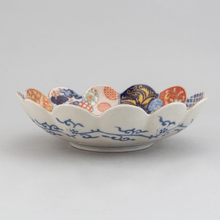 A set of two flower shaped Japanese imari bowls, Meiji period (1868-1912).