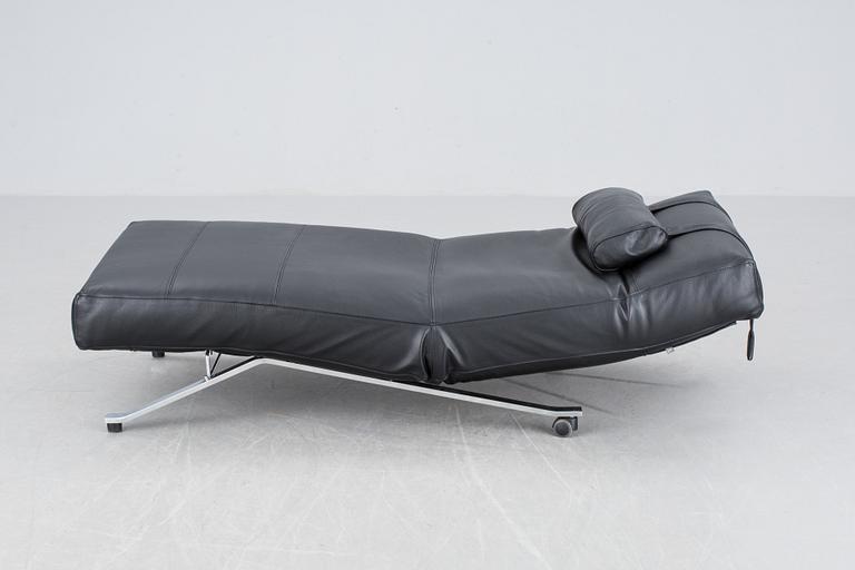 LIGGFÅTÖLJ, svart skinn, modell "Control", Eilersen. 2000-tal.