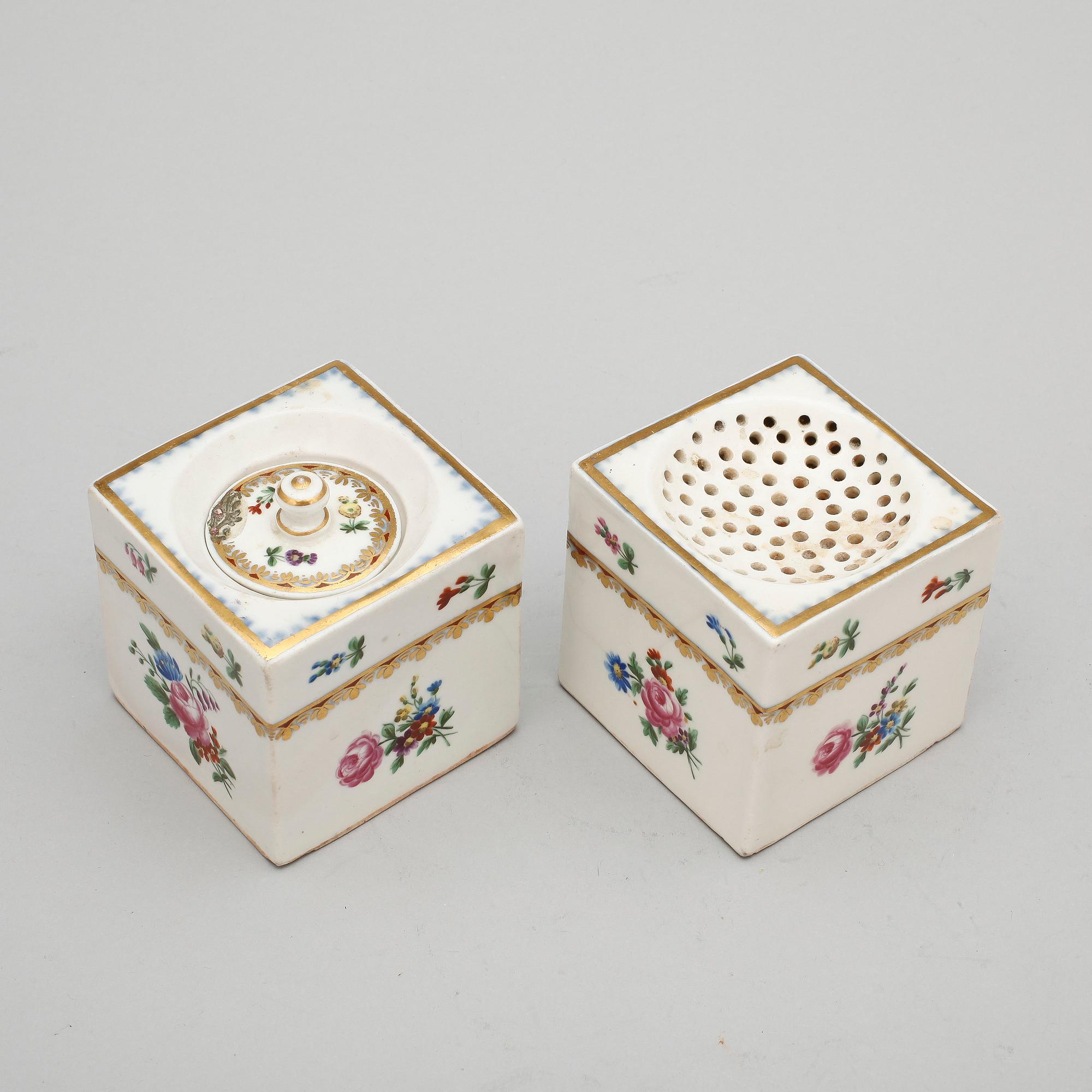 SKRIVSTÄLL, 3 delar, porslin, Wien-liknande märke, 1800-talets slut.