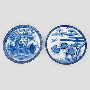 Two Japanese porcelain plates, first half of the 20th century.