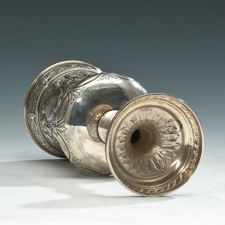 BÄGARE PÅ FOT, sterling silver, London 1871. Vikt 340 g.